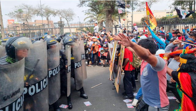 Los manifestantes fueron impedidos de seguir avanzando hacia el Parlamento. Foto: Bárbara Mamani/La República