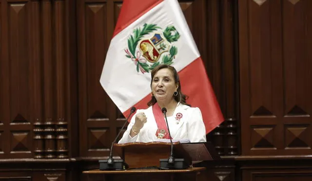 Dina Boluarte expresó que pretende modificar el Código Penal respecto a sus alcances en los delitos de robo, hurto y la penalización del uso de celulares robados o ilegales. Foto: Antonio Melgarejo/La República