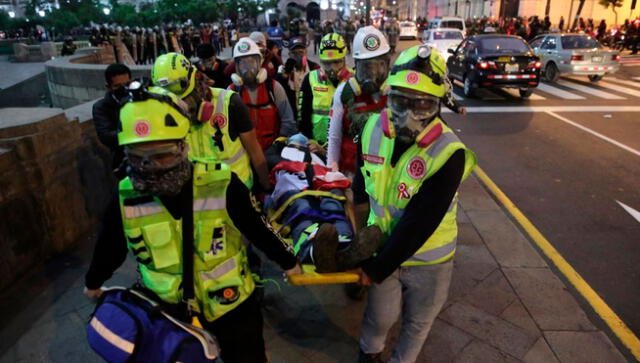 Los manifestantes heridos son trasladados por las brigadas de salud. Foto: John Reyes/La República