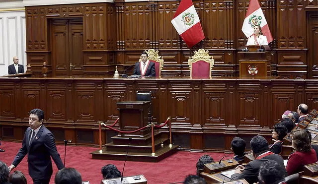 Guillermo Bermejo inicia la retirada del Hemiciclo. Foto: Antonio Melgarejo/La República