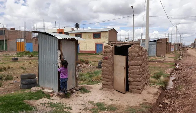 Cruda realidad. La mitad de pobladores de Juliaca no tiene agua potable ni alcantarillado. Hacen sus necesidades en silos. Foto: La República