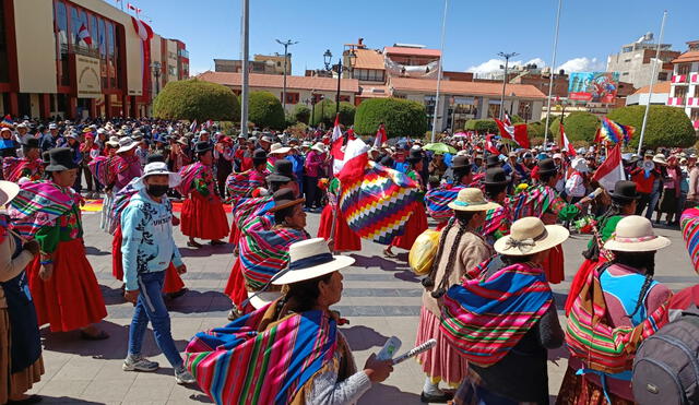 Plaza de Puno. Aimaras, sobre todo mujeres, llegaron desde Ilave, para manifestarse contra el gobierno de Boluarte. Foto: La República
