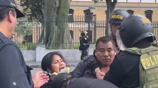 Raúl Tinco es detenido por la PNP cerca de la av. Abancay. Foto: captura de InfoAndes