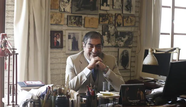 El escritor y periodista rodeado de retratos familiares en su estudio en Barranco. Fotografía: Marco Cotrina - La República