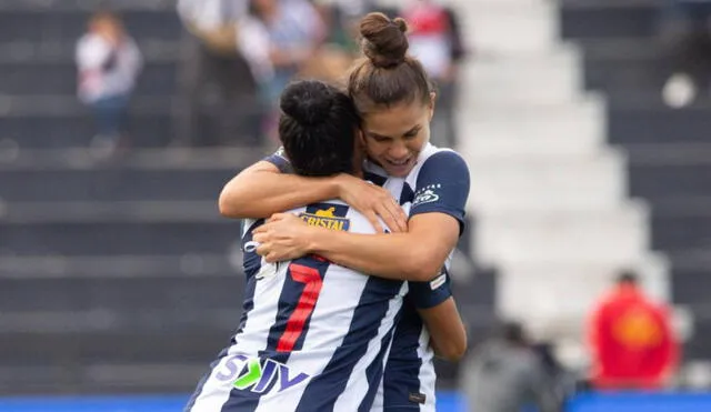 Adriana Lúcar celebrando su gol con Sandy Dorador ante Universitario en Matute. Foto: Liga Femenina