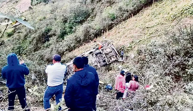 Aparatoso. El bus de la empresa Cotrina Buss salió con 50 pasajeros de Tarapoto con destino a Tumbes. Foto: difusión