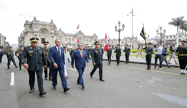 Encargados. Otárola y Romero, presidente de PCM y ministro del Interior, fueron los encargados de salir a la prensa a sacar cara por proyecto sobre seguridad anunciado por Boluarte el 28. Foto: difusión