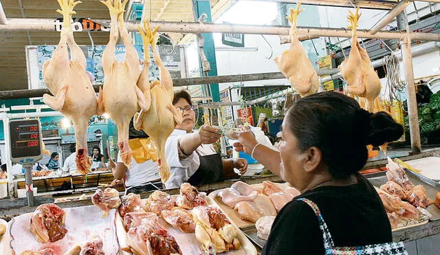 Presente en la mesa. Durante julio se comercializaron más de 57.700 toneladas de pollo en Lima Metropolitana. Foto: La República