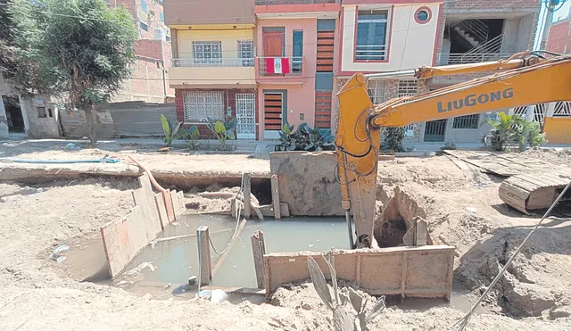 Colapso. Moradores conviven en medio de aguas sucias. Foto. Maribel Mendo/La República