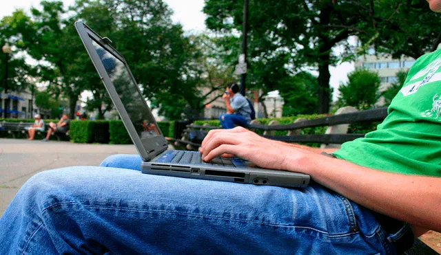 ¿Usas tu laptop sobre las piernas? Los riesgos de tener la mala costumbre con el dispositivo. Foto: composición LR/Supercurioso