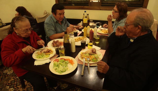 En el sector A/B y C, un 34% ha reducido sus salidas a comer fuera. Foto: Andina