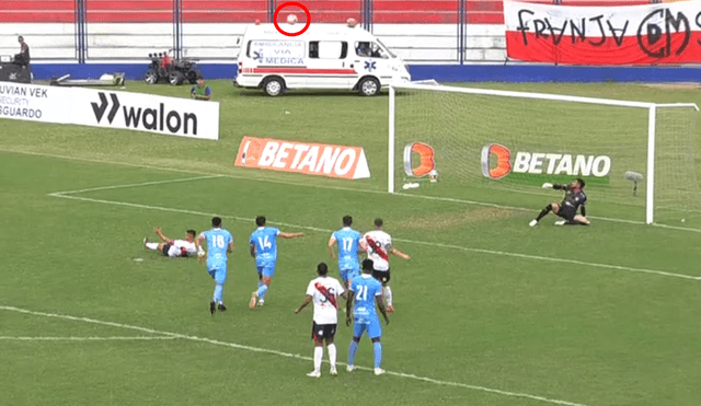 Matías Pérez García no le pudo dar ni potencia ni dirección a su penal por resbalarse. Foto: captura de GolPerú