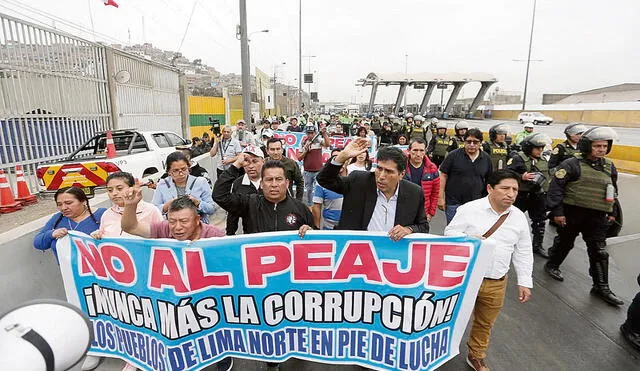 Decepcionados. Vecinos de Puente Piedra señalan que la concesionaria no ha hecho mejoras en su distrito y que tienen que pagar S/6,50 para salir de su casa. Foto: Antonio Melgarejo/La República