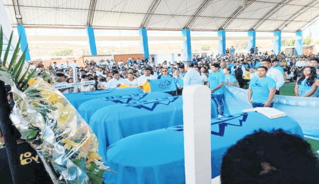 Último adiós. Cuerpos de paiteños fueron despedidos en el colegio donde estudiaron. Foto: cortesía