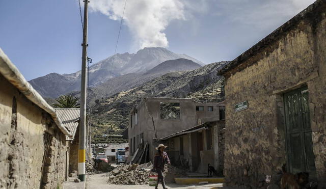 Columna. Ceniza afecta a pueblos de Moquegua y Arequipa. Foto: Rodrigo Talavera/La República