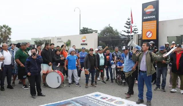 Los pescadores exigen que se determine el culpable del nuevo derrame de crudo en el mar peruano. Foto: Marco Cotrina/La República