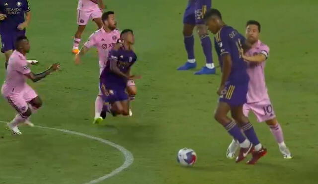 Messi y Cartagena tuvieron un fuerte cruce. La 'Pulga' le hizo falta al peruano y se ganó la amarilla. Foto: composición/captura Apple TV.