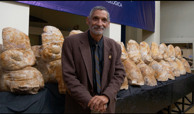 Mario Urbina junto a los huesos del Perucetus colossus, en el Museo Nacional de Historia UNMSM. Foto: Pilar López