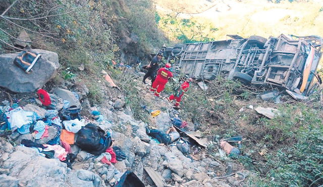 Bus que cayó al abismo dejó a 13 personas fallecidas. Foto: La República