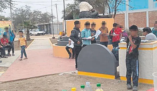 Aire libre. Escolares reciben clases a la sombra de un árbol. Foto: difusión