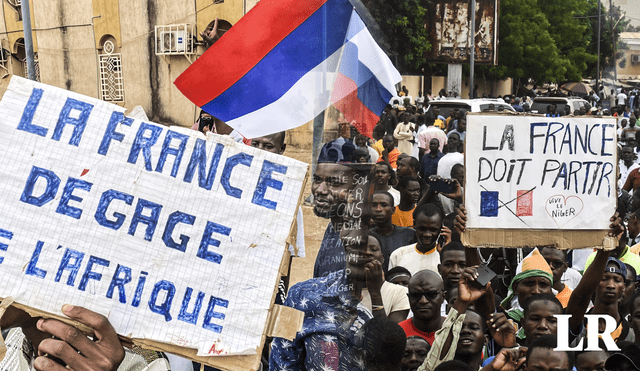 Manifestación popular de apoyo al golpe de Estado militar en la capital de Níger. Foto: Composición LR / Frabrizio Oviedo / AFP - Video: AFP