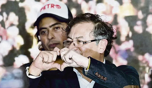 Al acecho. Foto de archivo del presidente Gustavo Petro y su hijo, Nicolás, durante la reciente campaña electoral presidencial. Foto: EFE