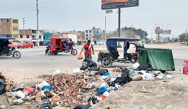 Medida. Exigen a la alcaldesa tomar acciones contra los irresponsables. Este diario captó a ciudadano arrojando basura en la calle. Foto: difusión
