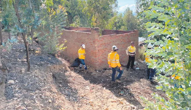 Inspección. Autoridades de Shiracmaca descubrieron socavón minero en terreno de colegio. Foto: Difusión
