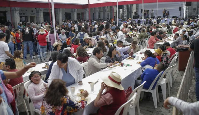 Fiesta. Arequipeños disfrutaron de platos típicos y chicha de güiñapo en la plaza de armas. Foto: Rodrigo Talavera/La República