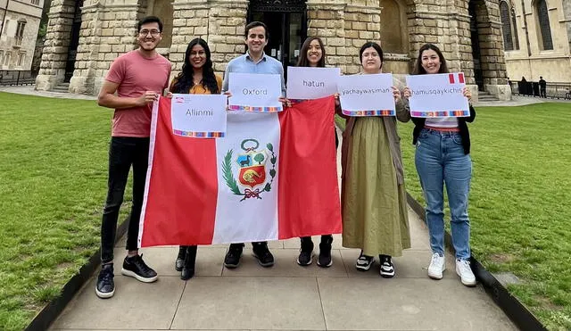 Estudiantes peruanos en Reino Unido con carteles en quechua que dicen: “Bienvenidos a Oxford University”. Foto: archivo LR
