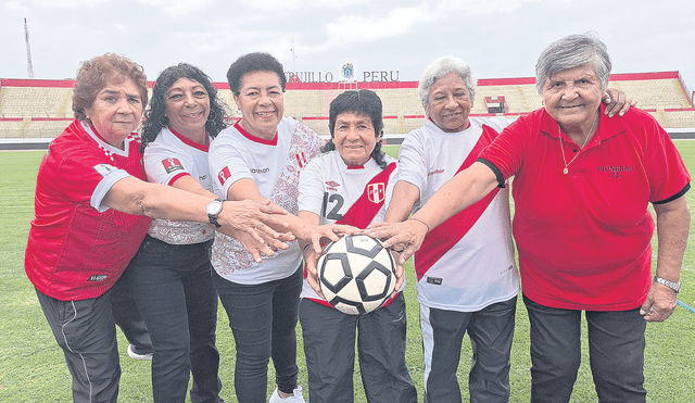 Pioneras del 71. Norma Vernal, Hilda Sánchez, Ana Sánchez, Raquel Antayhua, Rosario Constantino y Olga Pinto. Foto: Hugo Rodríguez/La República