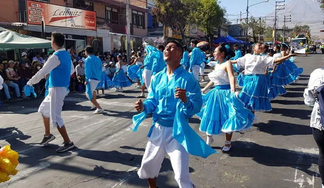 Delegaciones de provincias de Arequipa bailaron en avenida Independencia. De esa forma le brindaron su saludo. Foto: La República