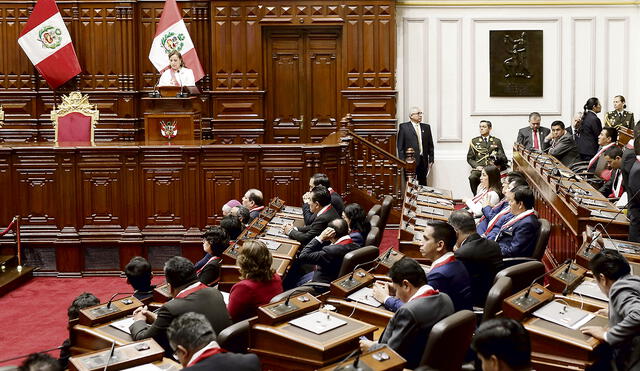 Propuesta. La presidenta Boluarte planteó la elección congresal por distrito uninominal y un Senado elegido en distrito único. Algunos legisladores están de acuerdo con el planteamiento. Foto: Antonio Melgarejo/La República