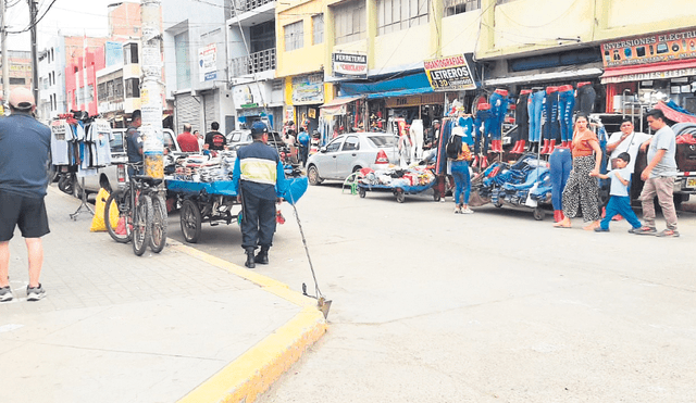 Promesa. Billinghurst dijo que buscan reubicar a los ambulantes en un espacio para que vendan. Foto: difusión