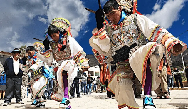 La danza de tijeras es uno de los bailes que completan el folclore nacional. Foto: Andina