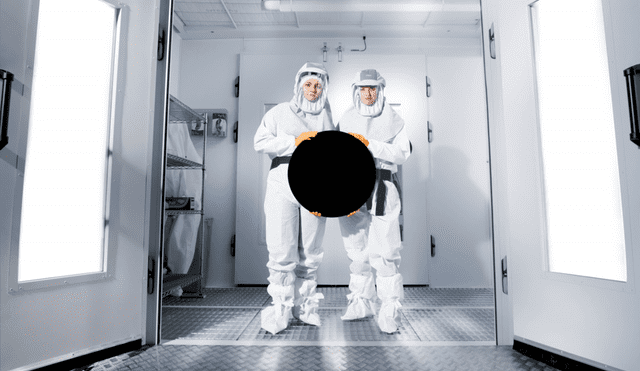 Científicos sostiene una esfera revestida del nanomaterial vantablack, de un color extremadamente negro. Foto: Surrey Nanosystems