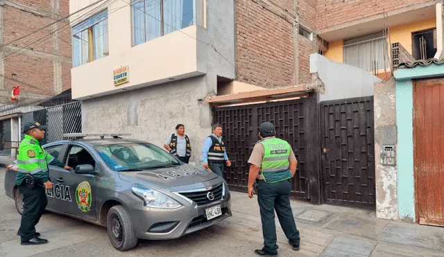 Cámaras de seguridad grabaron el momento en que un sujeto sale de la casa y huye. Foto: Omar Coca/ La República