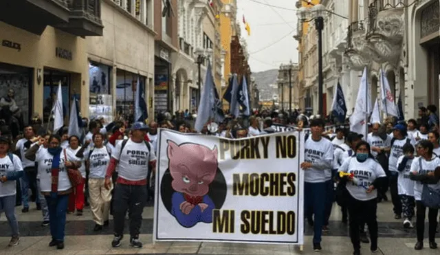 Integrantes del Sindicato de Trabajadores de la Municipalidad de Lima exigen pago de sueldos completos. Foto: La República / Vanessa Sandoval y Joel Robles