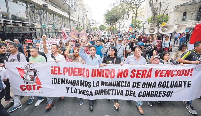 No hacen caso. Pese a la crisis y al pedido de la población por el adelanto de elecciones, en el Congreso las diferentes bancadas no apoyan esa iniciativa. Foto: Antonio Melgarejo/La República