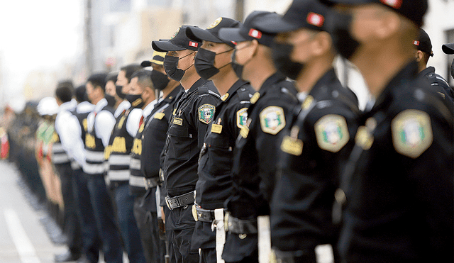 En riesgo. Los actuales policías reciben entre tres y más años de preparación en seguridad. Foto: Clinton Medina/La República