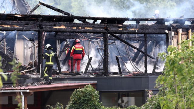 Unas 17 personas lograron salir con vida del albergue incendiado en Francia. Foto: AFP