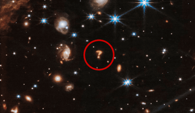 Un objeto con forma de signo de interrogación destaca entre galaxias lejanas y estrellas de la Vía Láctea en esta imagen captada por el James Webb. Foto: ESA / NASA/ CSA / STScI