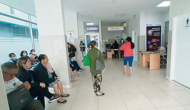 Defienden su derecho a la salud. Afiliados al Hospital Naylamp I esperan reactivación de especialidades en la torre. Foto: Carlos Vásquez/La República