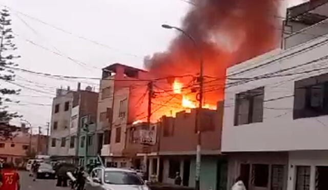 El fuego habría comenzado en el segundo piso de la vivienda. Foto: difusión - Video: