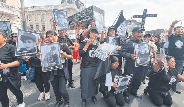 Deudos. Familiares de los fallecidos en Juliaca exigieron justicia y que las carpetas fiscales sean devueltas a su ciudad, donde están las pruebas. Foto: La República