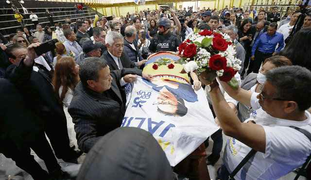 Velorio accidentado. Ante el clamor de familiares y simpatizantes, el féretro fue velado en público. Foto: difusión