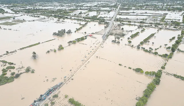 Expuestos. Miles de ciudadanos siguen en riesgo ante la poca inversión que se viene haciendo en materia de prevención en regiones del norte, en el marco de la llegada del fenómeno El Niño. Foto: Clinton Medina/La República