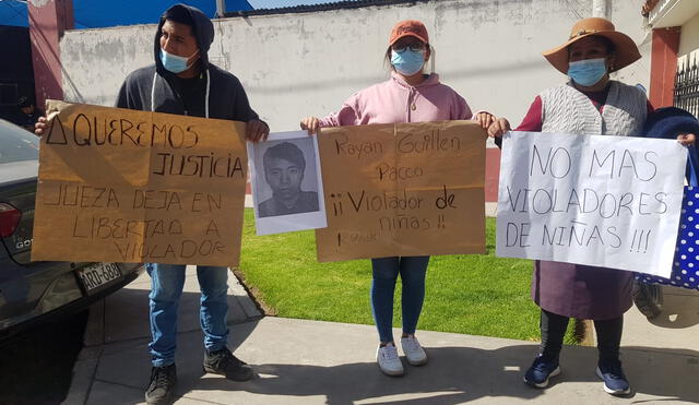 Protesta. Familiares de la menor de 13 años realizaron protesta en el palacio judicial de Arequipa. Piden revisión de fallo. Foto: La República