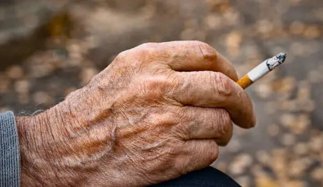 Anciana fallece tras prender un cigarro luego de haberse echado alcohol en el cuerpo. Foto:  Logotipo de iStock