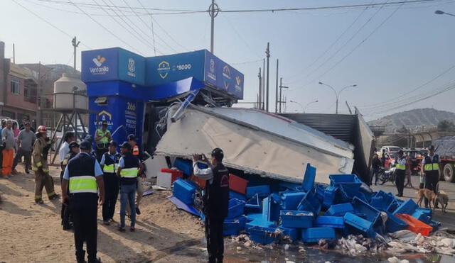 El conductor de este vehículo pesado presuntamente se encontraría estado de ebriedad. Foto: Bella Alvites/La República - Video: Bella Alvites/La República